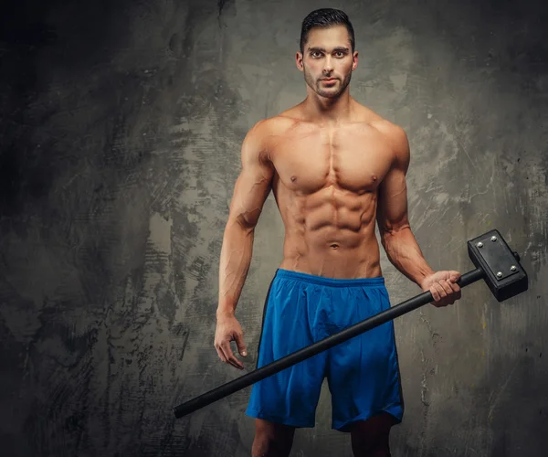 Shirtless muscular guy with big hummer. — Stockfoto