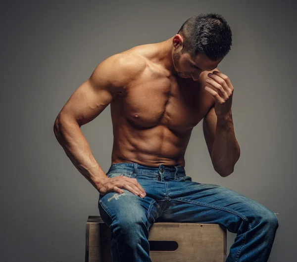 Uomo muscoloso senza camicia in jeans denim . — Foto Stock