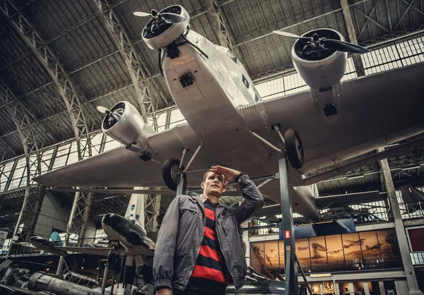 Mann auf Flugzeugausstellung. — Stockfoto