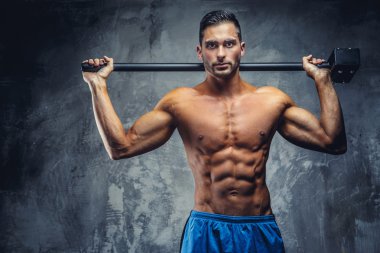 Gömleksiz kas adam mavi şort 