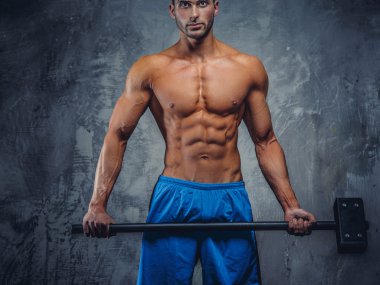 Gömleksiz kas adam mavi şort 