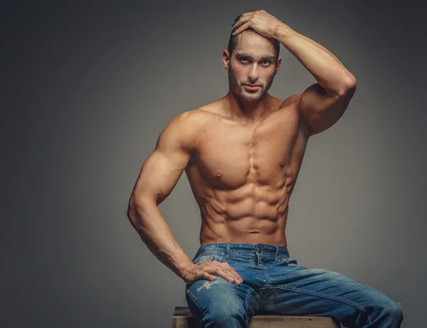 Shirtless guy in blue jeans — Stockfoto