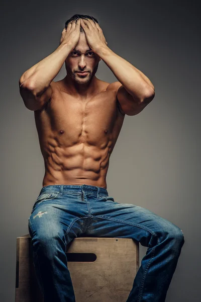 Shirtless guy in blue jeans — Stockfoto