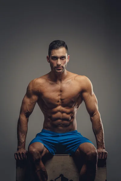 Muscular cara em shorts azuis — Fotografia de Stock