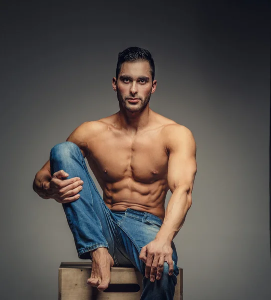 Shirtless guy in blue jeans — Stockfoto