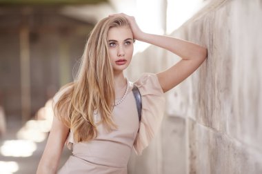 Seksi sarışın erkek krem elbise 