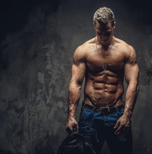 Homem sem camisa de jeans azul — Fotografia de Stock