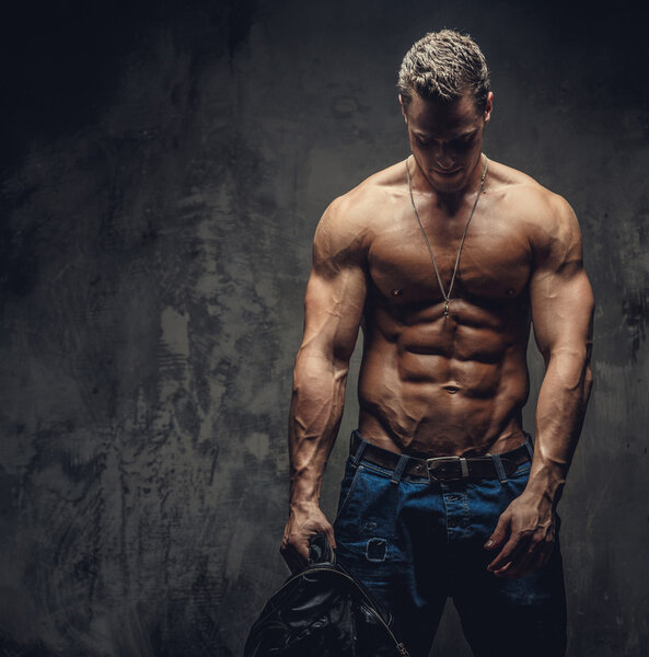 Мужчина без рубашки в синих джинсах
