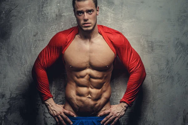 Homme musclé en t-shirt rouge — Photo