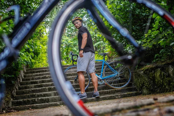 Disparo de ciclista a través de — Foto de Stock