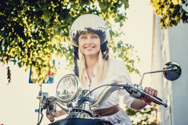 Sarışın erkek kot pantolon gülümseyen,