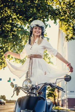 Sarışın erkek kot pantolon gülümseyen,