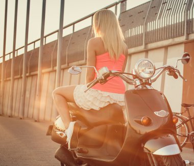 Sarışın kadın kısa seksi scirt