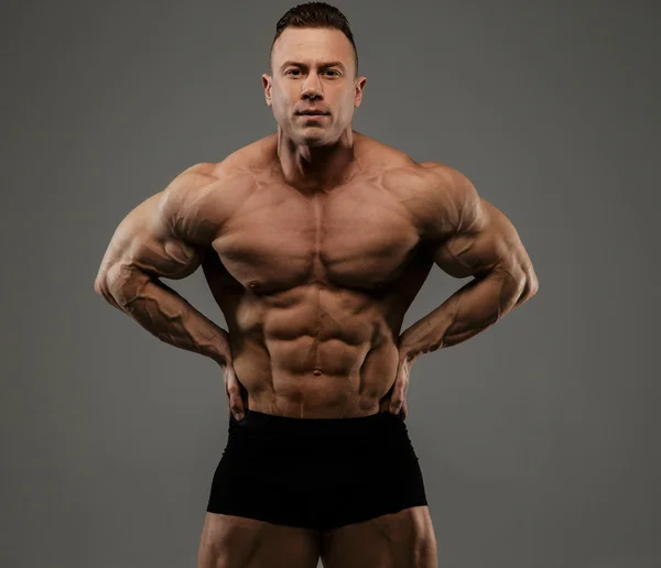 Grote bodybuilder in zwarte slipje — Stockfoto