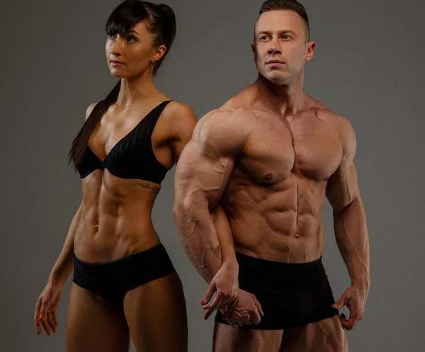 Paar Bodybuilder und Fitness-Frau — Stockfoto