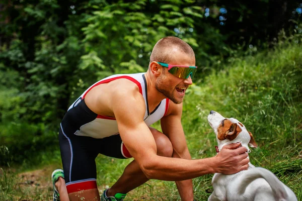 Sportsman en vêtements de sport et lunettes de soleil — Photo