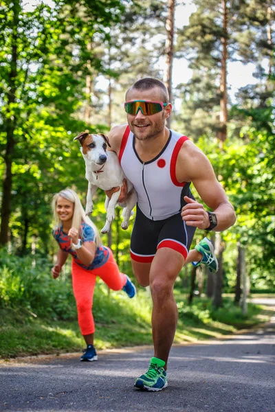 Deportista sonriente en gafas de sol en la carrera — Foto de Stock