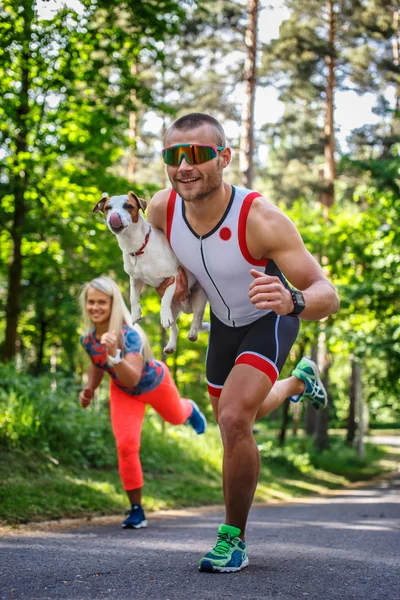 Deportista sonriente en gafas de sol en la carrera — Foto de Stock