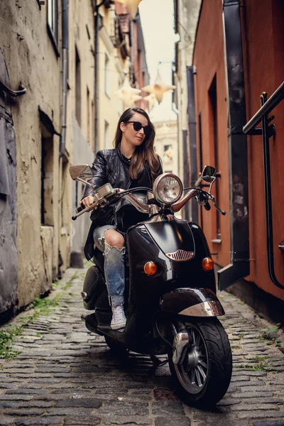 Dorywczo kobieta na skuter moto — Zdjęcie stockowe