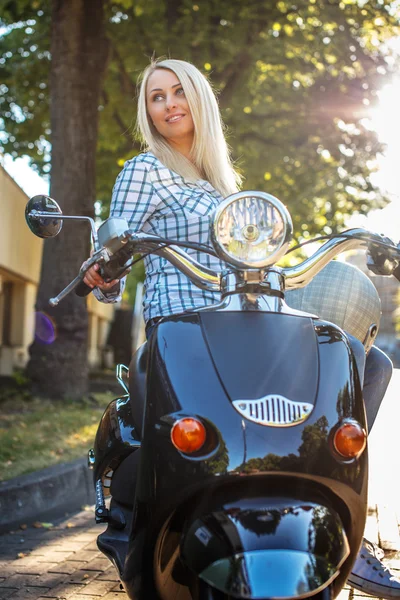 Blong meisje in blauwe jeans en t-shirt — Stockfoto