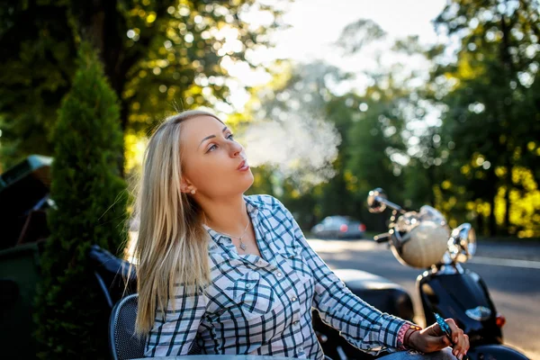 Sarışın kadın duman Sigara — Stok fotoğraf