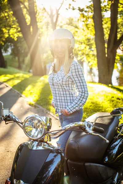 Blonde vrouw in spijkerbroek glimlachen, — Stockfoto