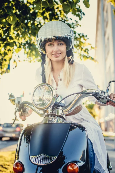 Lächelnde blonde Frau in Jeans, — Stockfoto