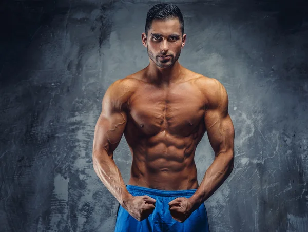 Camisetas fitness hombre en pantalones cortos azules —  Fotos de Stock