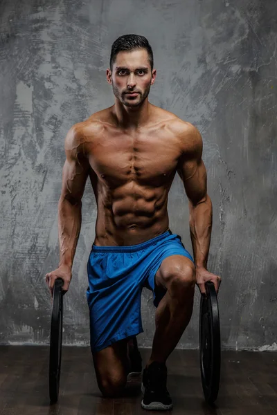 Shirtless muscular guy standing on one — Stock Photo, Image