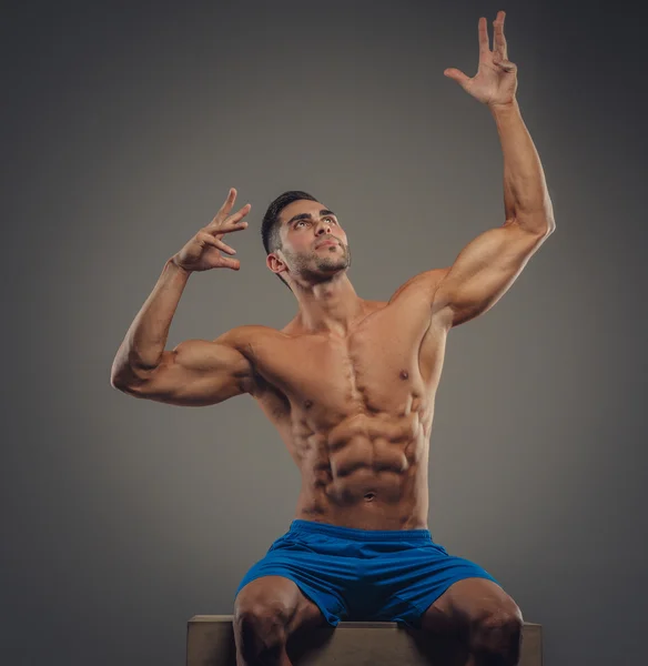 Shirtles fitness man in blue shorts — Stock Photo, Image