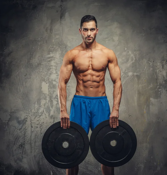 Impressionante muscolare ragazzo in blu pantaloncini — Foto Stock