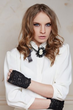 Beyaz elbiseli şık Bayan portresi 