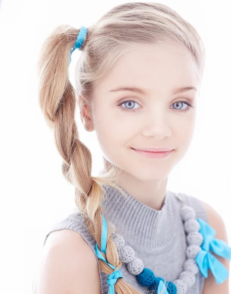 Schattig klein meisje met lange haren — Stockfoto