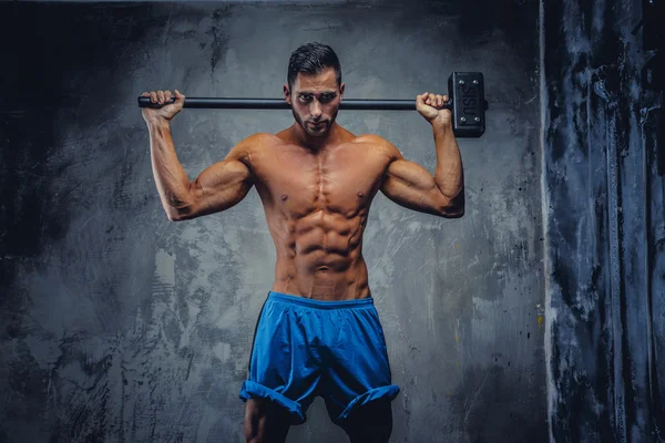 Мускулистый спортсмен без рубашки — стоковое фото