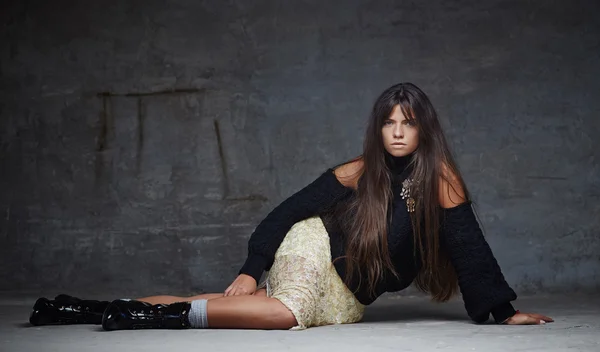 Mooie vrouw met lang bruin haar — Stockfoto