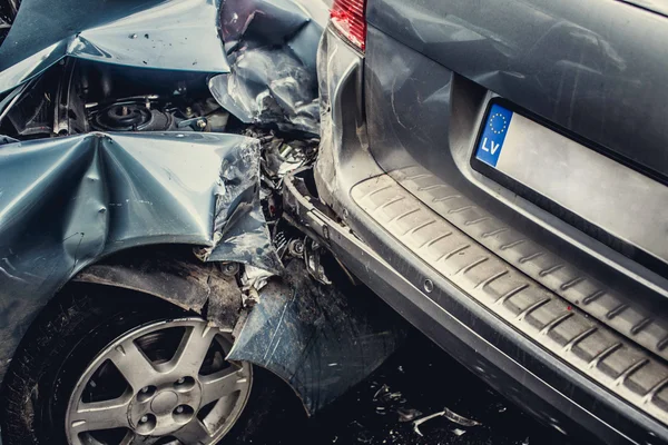 Accidente de coche con dos coches . — Foto de Stock