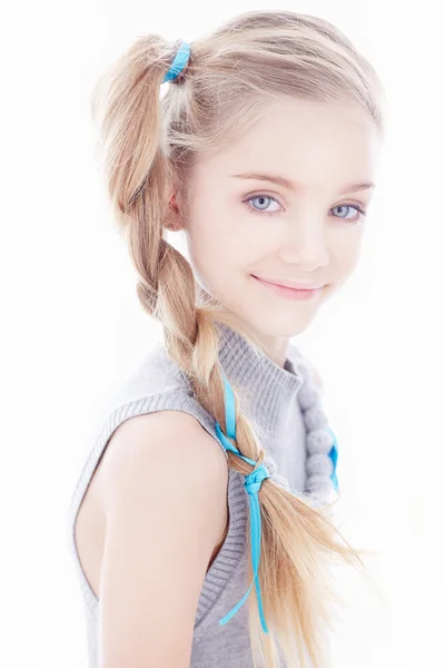 Menina bonito com cabelo comprido — Fotografia de Stock