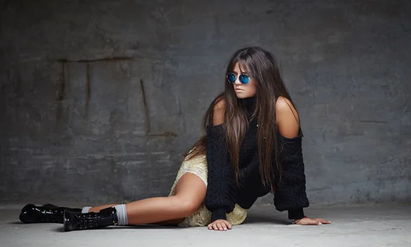 Hermosa mujer con cabello castaño largo — Foto de Stock