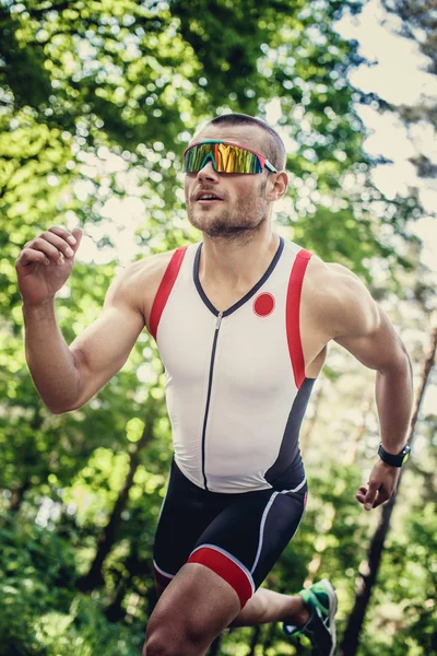 Счастливый человек в спортивной одежде и солнечных очках — стоковое фото