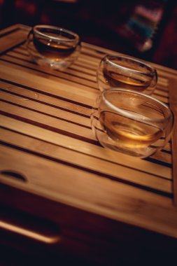 Cam çay bardak bir gölgede