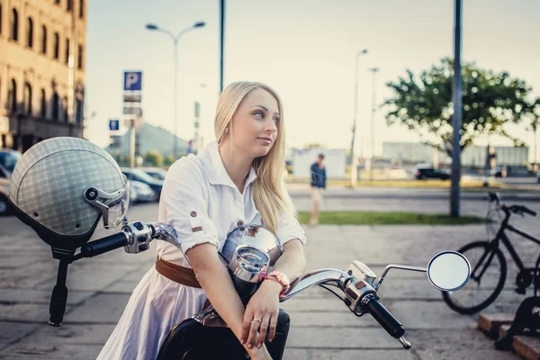 Weibchen mit langen blonden Haaren — Stockfoto