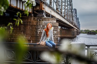 Podyuma oturan redhead ince kız.