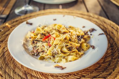 beyaz tabakta makarna.