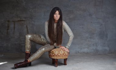 uzun kahverengi saçlı genç kadın