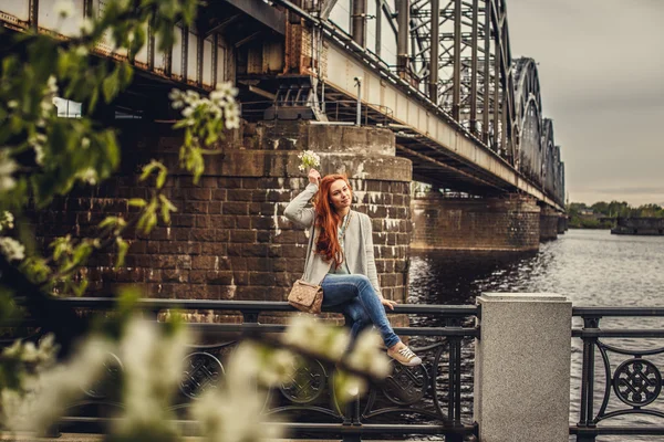 Redhead slim girl sitting on podium. — ストック写真