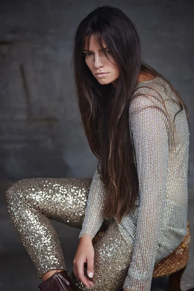 Mujer joven con cabello castaño largo — Foto de Stock