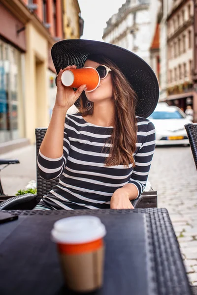 Carino femminile in grande cappello estivo — Foto Stock