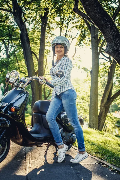 Casual meisje in blauwe jeans en t-shirt — Stockfoto