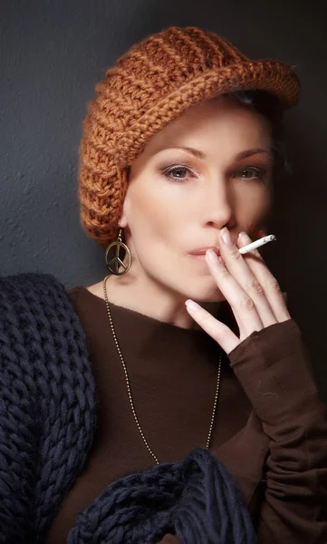 タバコを持つ女性の肖像画 — ストック写真