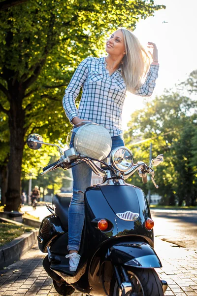 Lässiges Mädchen in blauen Jeans und T-Shirt — Stockfoto